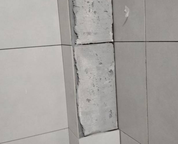 东丽瓷砖空鼓维修公司分享下瓷砖施工前基层浇水润湿程度不足，可能导致以下问题